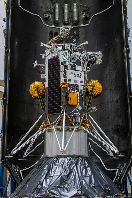 Lądownik księżycowy Nova-C jest zamknięty w owiewce rakiety SpaceX Falcon 9