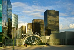 "Rozbój w biały dzień". Francuzi protestują przeciw wyższym opłatom za konta bankowe