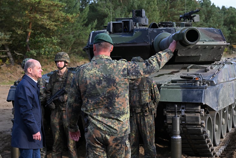 Kanclerz Niemiec Olaf Scholz z żołnierzami podczas wizyty w centrum szkoleniowym Bundeswehry w Ostenholz, 17 października 2022 r.