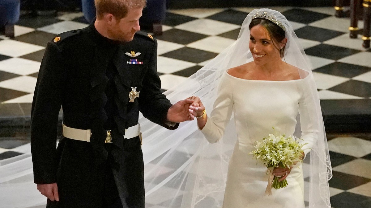 II. Erzsébet királynő utálta Meghan Markle 100 ezer fontos esküvői ruháját, mert „túl fehér”