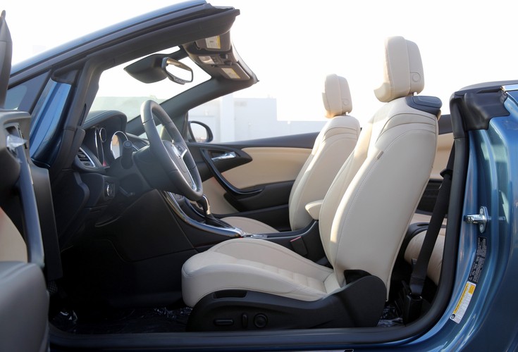 Buick Cascada z Gliwic to kabriolet o długości 4,7 metra ze składanym materiałowym dachem, napędzany czterocylindrowym silnikiem z turbodoładowaniem o pojemności 1,6 i mocy 200 KM<br><br> (mr) PAP/Andrzej Grygiel