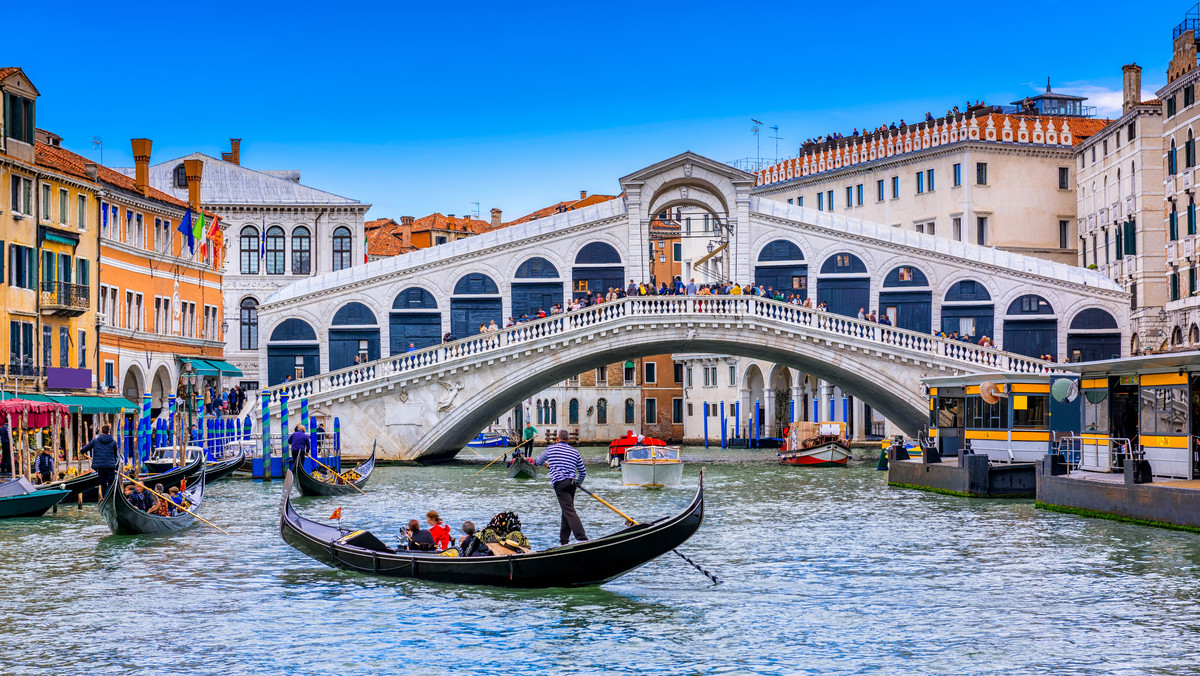 Turysta w Wenecji został oskarżony o porwanie po tym, jak rzekomo ubezwłasnowolnił pracownicę kantoru wymiany walut. 