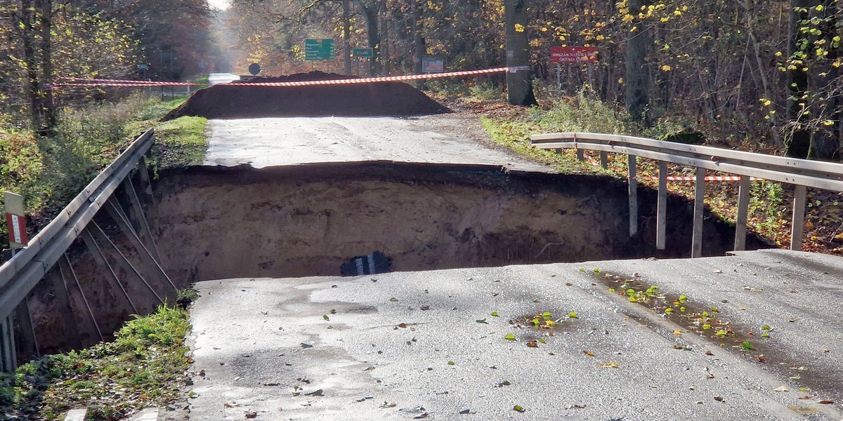 Zalana droga, zniszczony most, powódź w domach. Winnych nie trzeba było długo szukać...