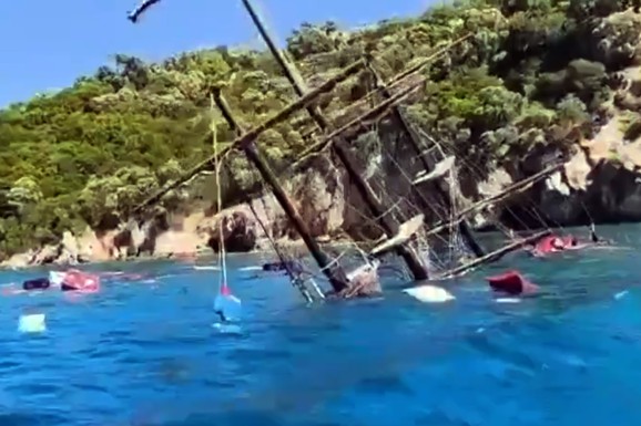 (VIDEO) POTONUO TURISTIČKI BROD SA 148 PUTNIKA! Drama na poznatom letovalištu: Na plovilu "Veliki šef" bilo i 20 DECE, objavljeni STRAVIČNI SNIMCI