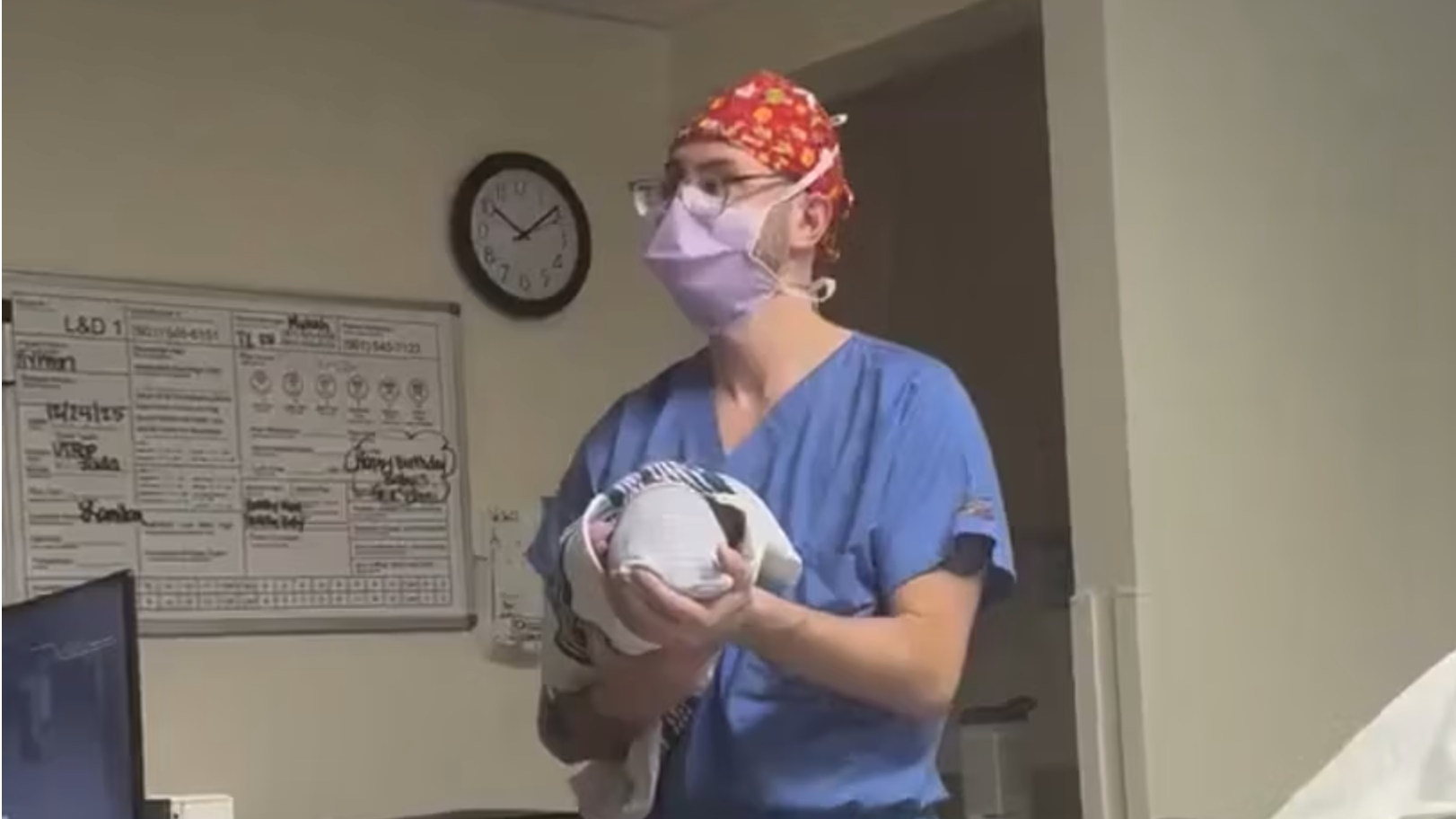 Xbox a veľké plátno priamo na sále. Tieto zábery z pôrodnice sú šokujúce.