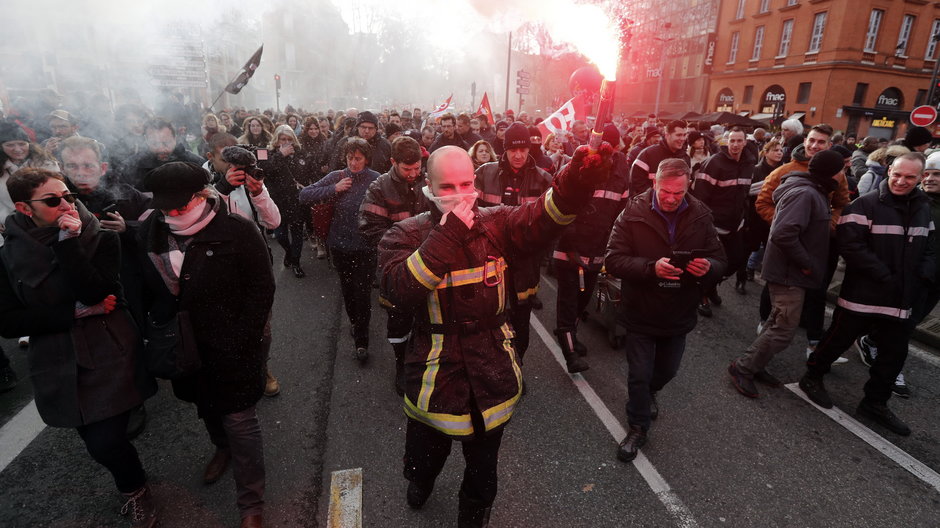 Strażacy protestują w Tuluzie przeciw zmianom w systemie emerytalnym