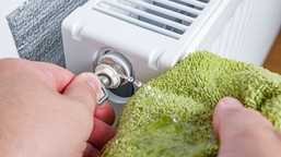 grzejniki u góry ciepłe na dole zimne - co z tym zrobić? dlaczego grzejnik jest zimny na dole? kaloryfer grzejnik zimny do połowy najlepszy sposób na odpowietrzenie grzejnika