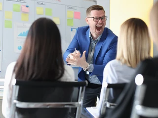 „Kiedy pracowałam w Google, był tam taki menedżer produktu, który przychodził na każde spotkanie, mówił o czymś ogólnikowo, rzucał jakieś modne słowo wytrych lub pięćdziesiąt takich słów, po czym wychodził, kreując się na kluczowego członka zespołu, mimo że nikt nie był nawet pewien, co on tak naprawdę powiedział i o co mu chodziło” - mówi Sarah Cooper