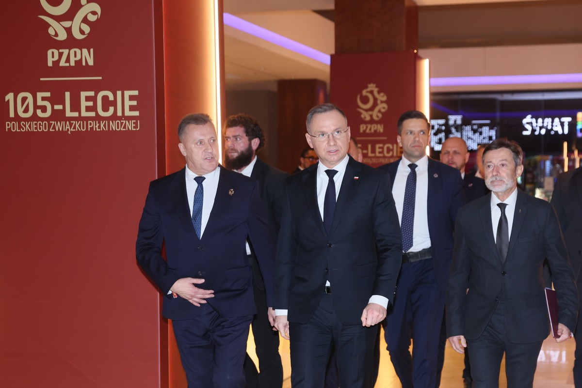 Prezydent Polski Andrzej Duda (2L) oraz prezes PZPN Cezary Kulesza (L) w drodze na międzynarodową konferencję PZPN w DoubleTree by Hilton Hotel & Conference Centre w Warszawie