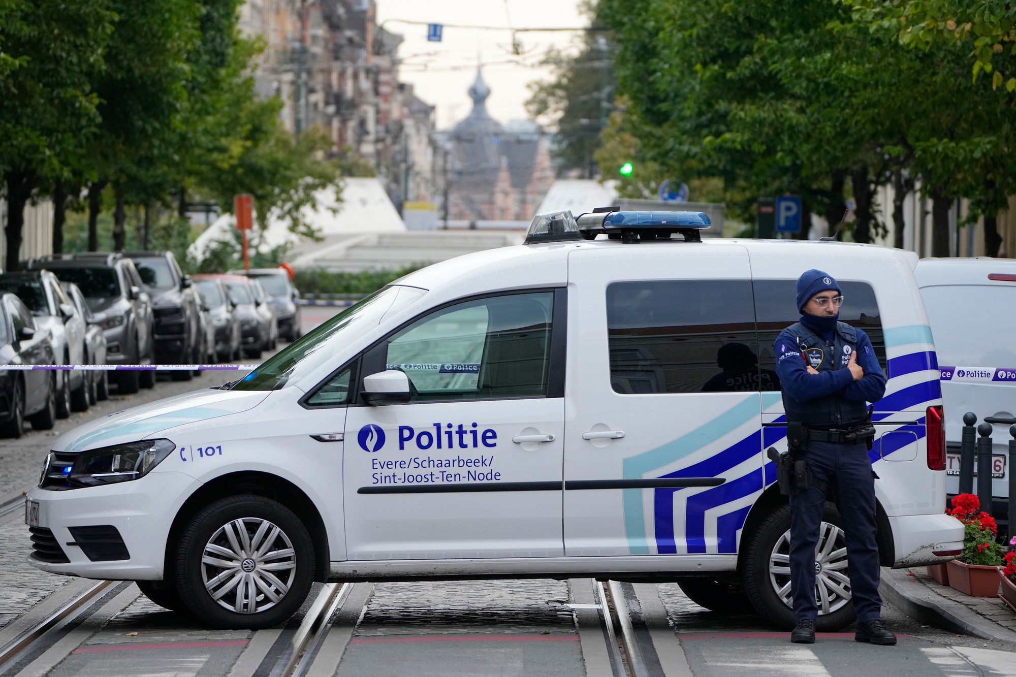 Belgickí policajti hliadkujú neďaleko miesta, kde postrelili unikajúceho podozrivého extrémistu z Tuniska.