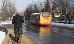 Groza w warszawskim autobusie. Mężczyzna straszył 12-latkę. Zareagował kierowca