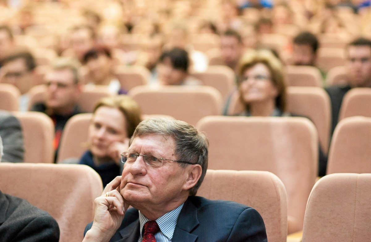 Prof. Leszek Balcerowicz podczas wykladu dla studentow UWM