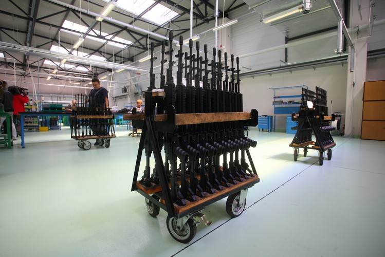 W systemie broni strzeleckiej MSBS 5,56, poza karabinkiem podstawowym, znajdą się także: subkarabinek z krótszą lufą, karabinek z podwieszanym 40-milimetrowym granatnikiem, karabinek wyborowy i maszynowy, zasilany z magazynka. 
<br>
Na zdjęciu: Hala produkcyjna w nowej siedzibie Fabryki Broni 'Łucznik', 1 bm. w Radomiu. <br><br>fot.  (mgo) PAP/Michał Walczak