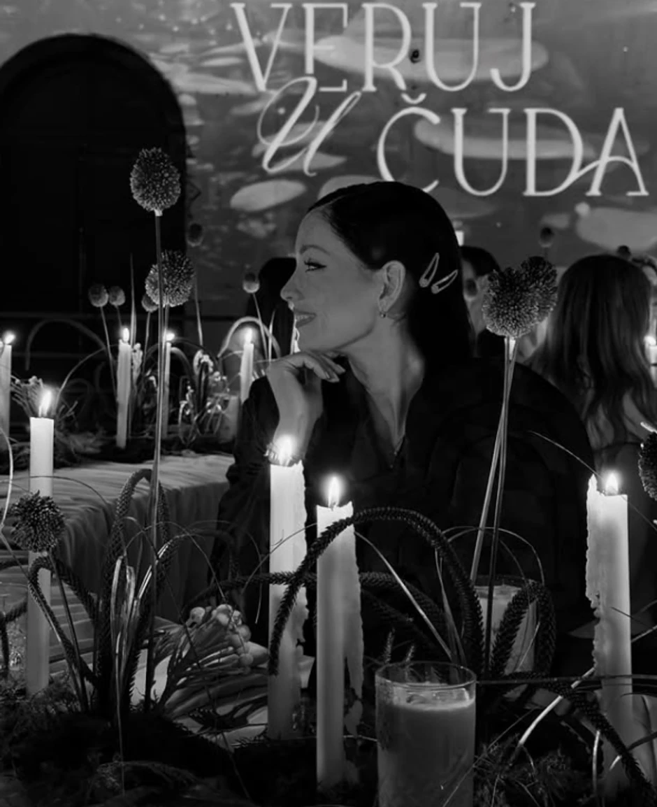 Mirka u šik izdanju pozira za stolom