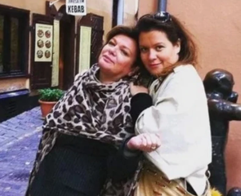 Jelica sa starijom ćerkom