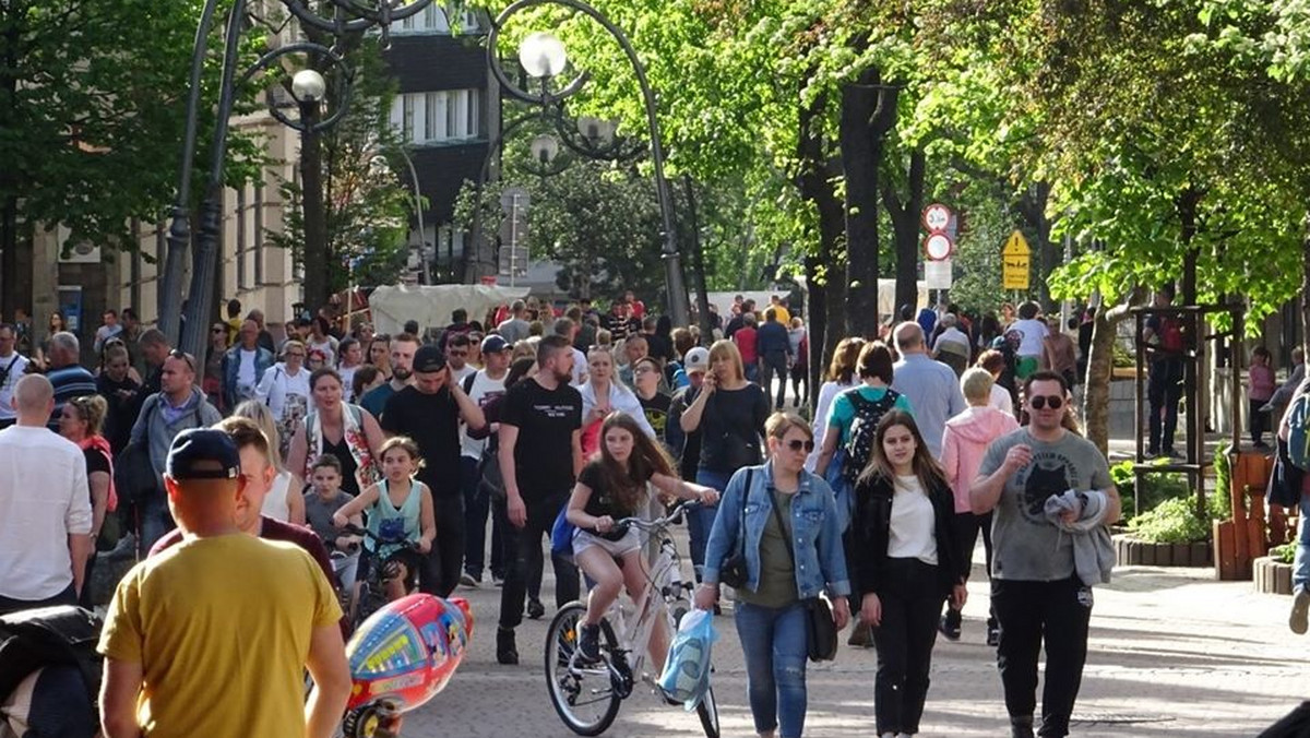 Zakopane: tłumy spacerujących na Krupówkach