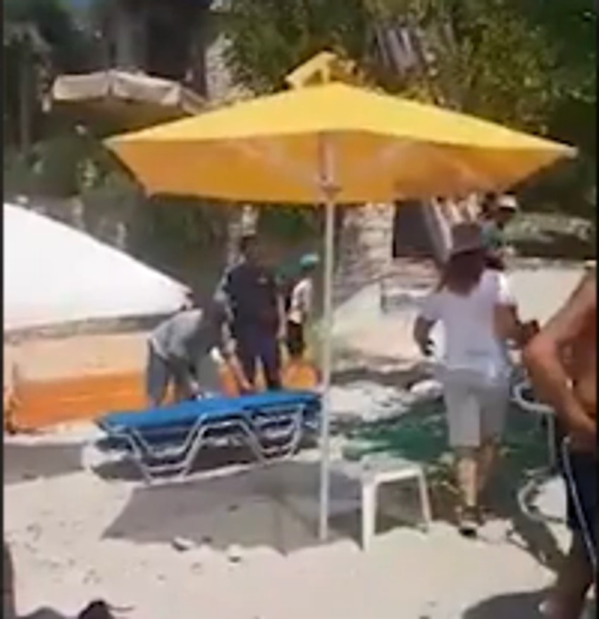 Policija osnosi ležaljke sa plaže na Tasosu