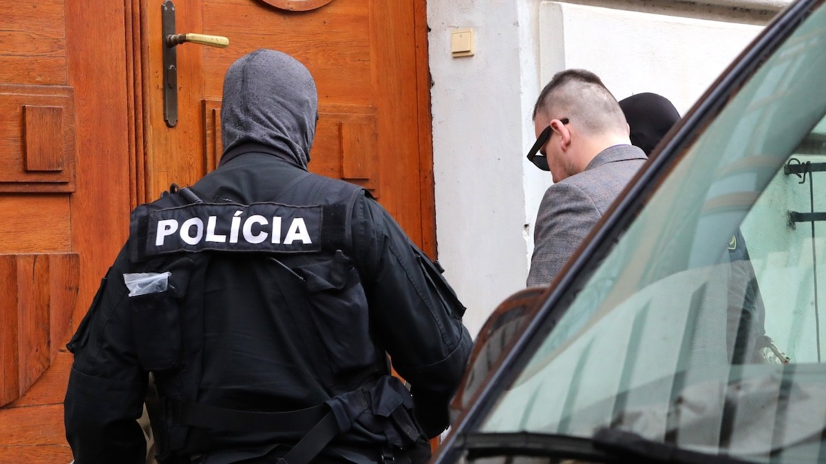 Eskorta privádza Daniela Bombica na Špecializovaný trestný súd v Banskej Bystrici.