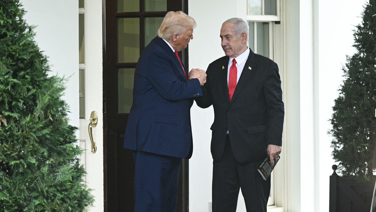 Binjamin Netanjahu wie, że kończy mu się czas. Może mieć tajny plan z Donaldem Trumpem. 