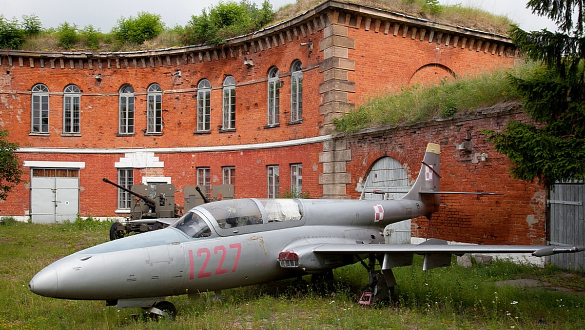 Kilkadziesiąt samolotów i śmigłowców, rakiety, sprzęt przeciwlotniczy i inne eksponaty zgromadzono w Muzeum Sił Powietrznych w Dęblinie (Lubelskie). W piątek uroczyście otwarto placówkę.