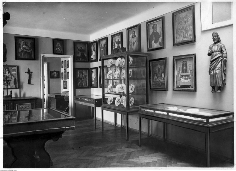 Muzeum Śląskie - Sala ze zbiorami etnograficznymi (ceramika, obrazy ludowe, sprzęty)