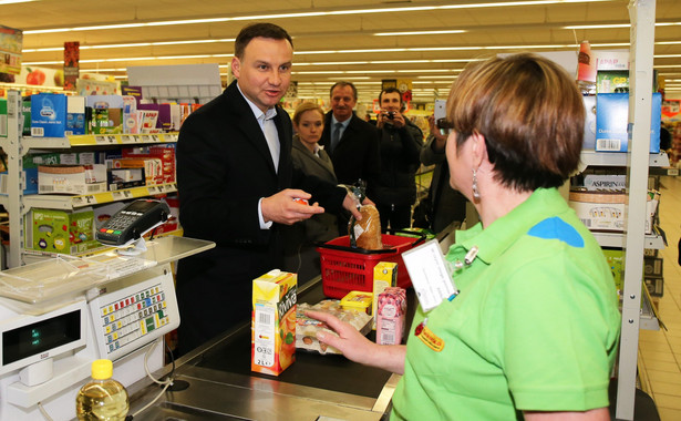 Andrzej Duda na zakupach w Biedronce podczas kampanii prezydenckiej w 2015 r.