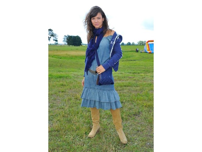 Konsekwentna Rusin w stylu boho w połączeniu ze sportową bluzą. Na zawodach jeździeckich w 2009 roku.