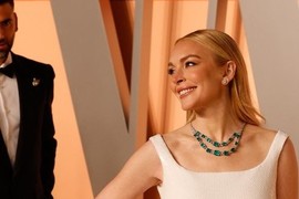 Lindzi Lohan ima UBEDLJIVO NAJLEPŠEG MUŽA U HOLIVUDU! Bogati Arapin je OTROV ZA ŽENE: Pojavio se na crvenom tepihu da glumica NABIJA KOMPLEKSE KOLEGINICAMA