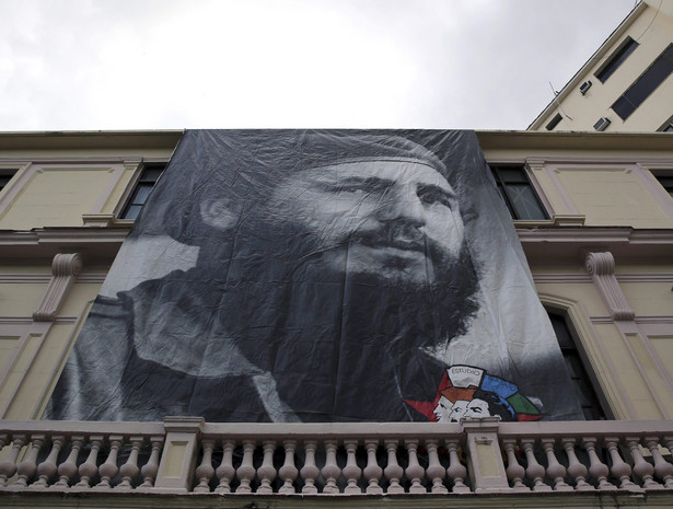 Rządząca w kraju partia, rząd i parlament podjęły w niedziele decyzję o opuszczeniu flag do połowy masztu na budynkach w miejscach publicznych do środy - podał organ KC Partii Pracy Korei, dziennik "Rodong Sinmun".