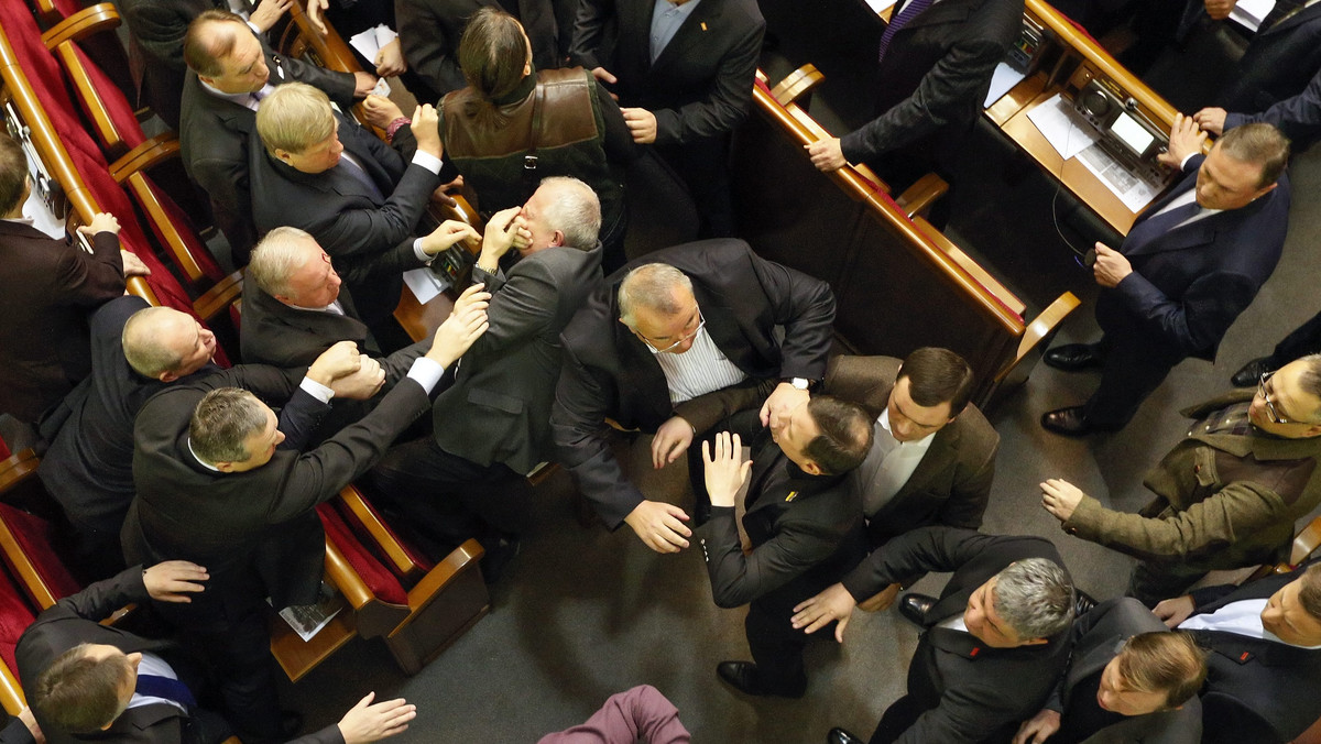 Jedynie 3 minuty zajęło parlamentowi Ukrainy głosowanie nad budżetem państwa na 2014 r. Ze względu na zablokowane przez opozycję prezydium parlamentu decyzją kontrolowanej przez rządzącą Partię Regionów większości ustawę budżetową przyjęto bez omówienia.