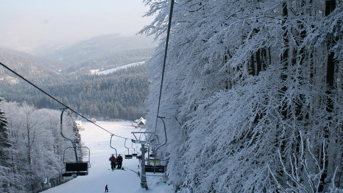 Pogoda nie rozpieszcza narciarzy w Beskidach. W górach panuje odwilż. W poniedziałek w wielu miejscach temperatura zbliżyła się do 10 stopni C. Jednak w niektórych stacjach narciarskich, zwłaszcza wyżej położonych, można zjeżdżać na nartach. Śnieg jest mokry.