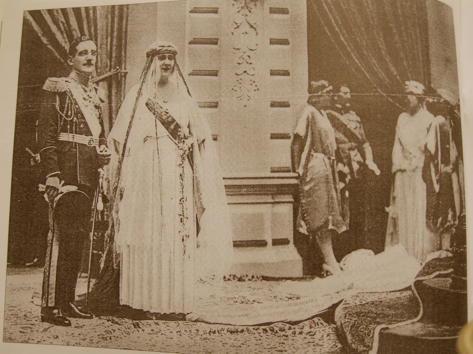 Kraljevski par u dvoru neposredno posle venčanja