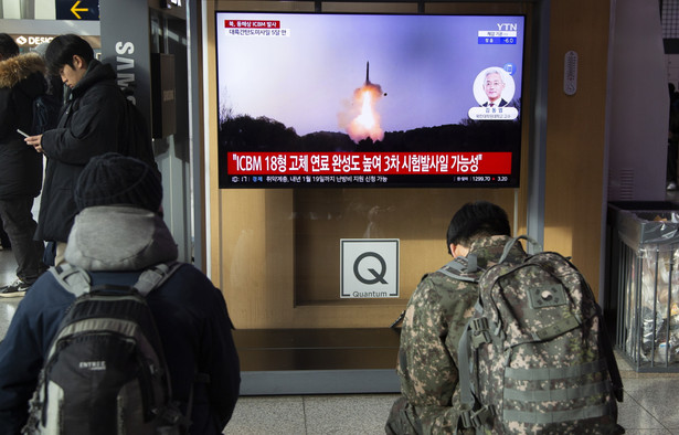 Telewizyjne wiadomości na telewizorze na stacji kolejowej w Seulu w Korei Południowej