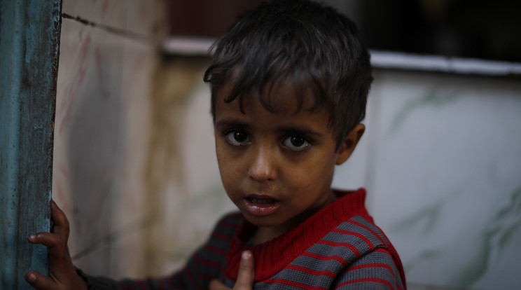 Szaúd-Arábiában többé nem szabnak ki halálbüntetést a kiskorúakra. Jemeni kisfiú a főváros, Szanaa egyik óvárosi piacán 2019. október 18-án. / Fotó: MTI/EPA/Jajha Arhab