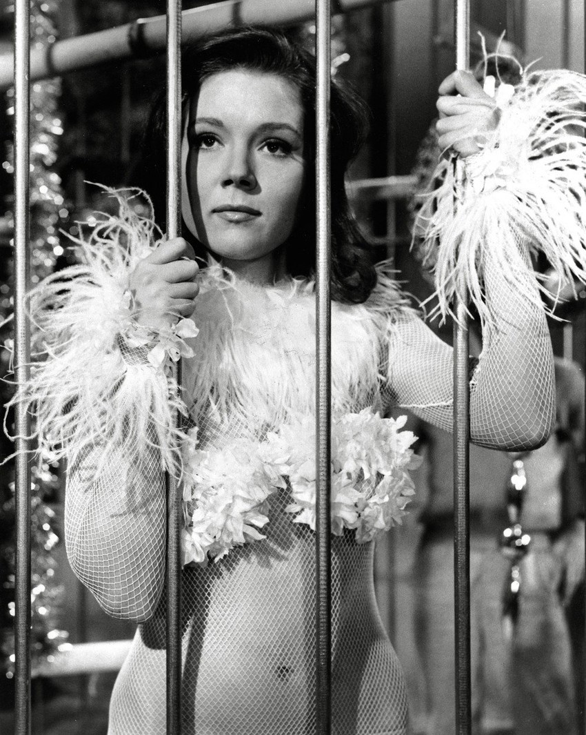 Dajana Rig iz mlađih dana Vremešna glumica Dajana Rig pažnju svetske javnosti je ponovo skrenula glumeći u seriji "Igra prestola". Ona se našla u ulozi Lejdi Olene Tirel, bake aristokrata Lorasa i Mardžori Tirel, kao i gospodarice moćnog klana ove porodice.