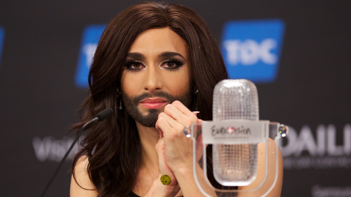 Eurowizja 2014: Conchita Wurst otrzymała od polskich widzów w głosowaniu sms siedem punktów. Jury sklasyfikowało reprezentantkę Austrii na 19. miejscu. W konsekwencji Conchita nie otrzymała punktu od Polski. "W związku z tym, że Conchita, mimo niewątpliwie pięknego głosu, nie uplasowała się na mojej liście w czołówce, zostałam pierwszym homofobem Rzeczpospolitej" – napisała na Facebooku zasiadająca w polskim jury Eurowizji 2014 Magdalena Tul.