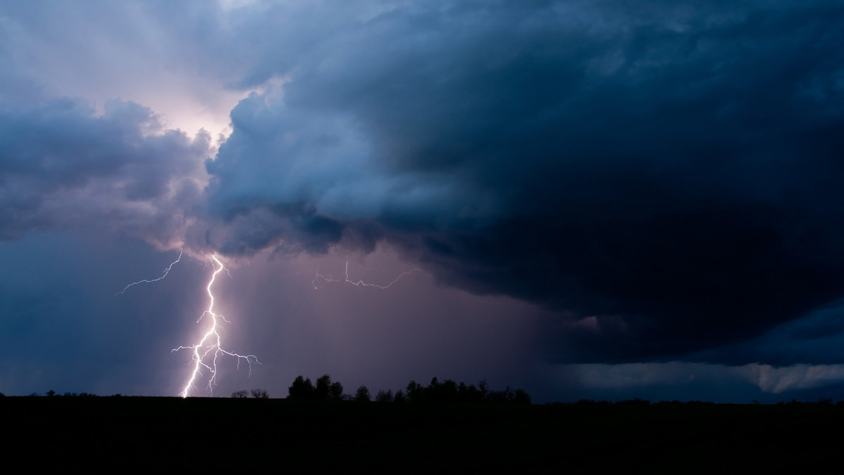 Jaka pogoda czeka nas dziś? W czwartek, 12 lipca będziemy w zasięgu płytkiego niżu z układem frontów atmosferycznych. Zachmurzenie będzie na ogół duże z przejaśnieniami i w całym kraju możemy spodziewać się przelotnego deszczu i wyładowań atmosferycznych, lokalnie opadów gradu.