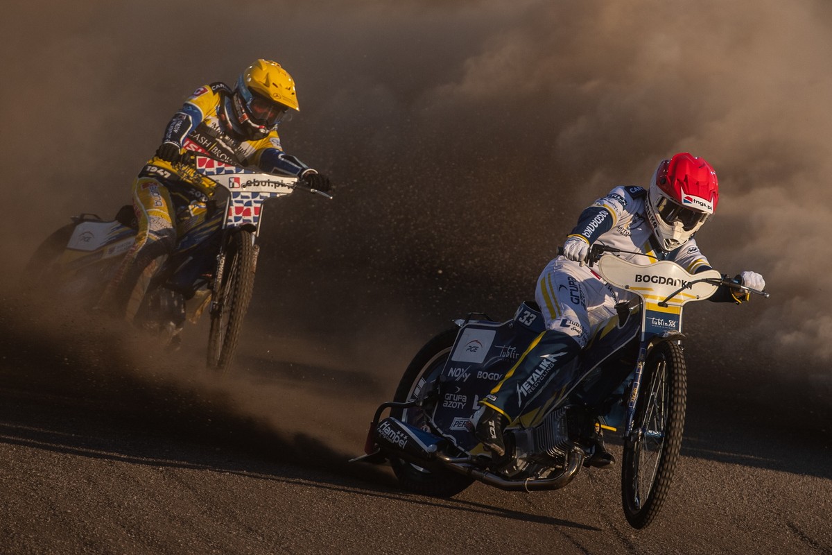 Jarosław Hampel (kask czerwony) z Motoru Lublin i Szymon Woźniak (żółty) z Moje Bermudy Stali Gorzów podczas meczu żużlowej Ekstraligi