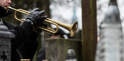 Grają na trąbkach na pogrzebach. Słono sobie liczą. Jedno ogłoszenie rozbraja