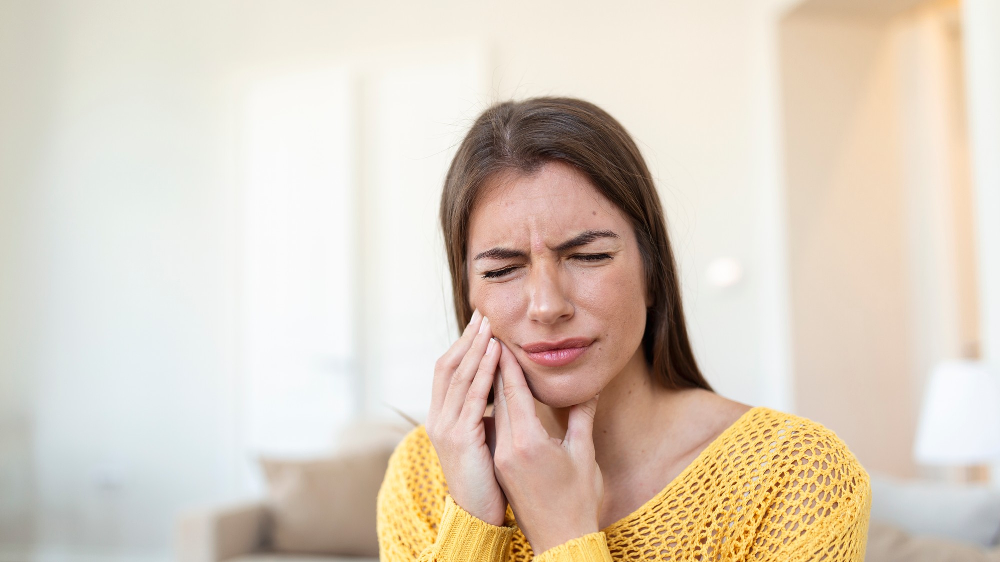 Bolesť zuba prichádza takmer vždy v tú najnevhodnejšiu chvíľu – v noci, cez víkend alebo na dovolenke. Hoci návštevu zubára nič nenahradí, existujú osvedčené domáce triky, ktoré vám pomôžu preklenúť čas, kým si sadnete do lekárskeho kresla.