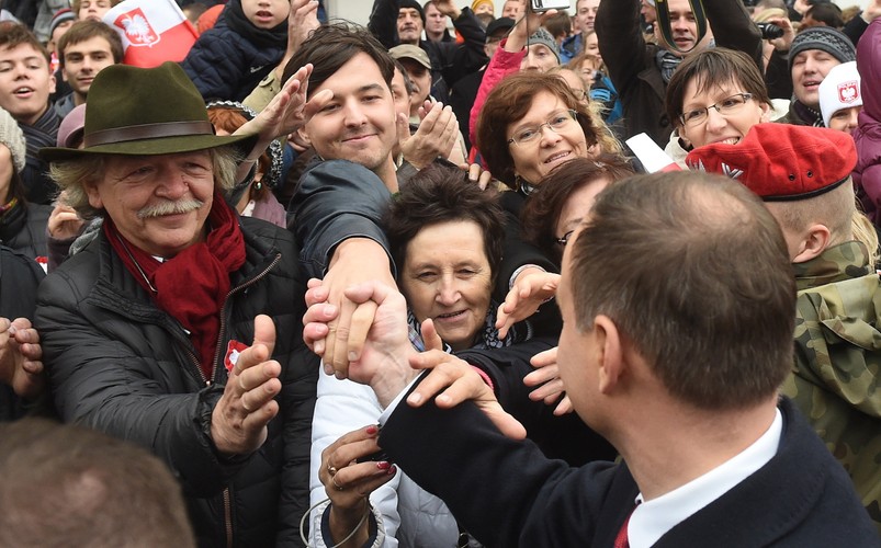 Prezydent Andrzej Duda wśród mieszkańców stolicy na placu Józefa Piłsudskiego w Warszawie