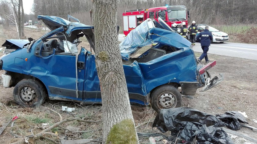 Śmiertelny wypadek na Opolszczyźnie. Pijany kierowca z impetem uderzył w drzewo