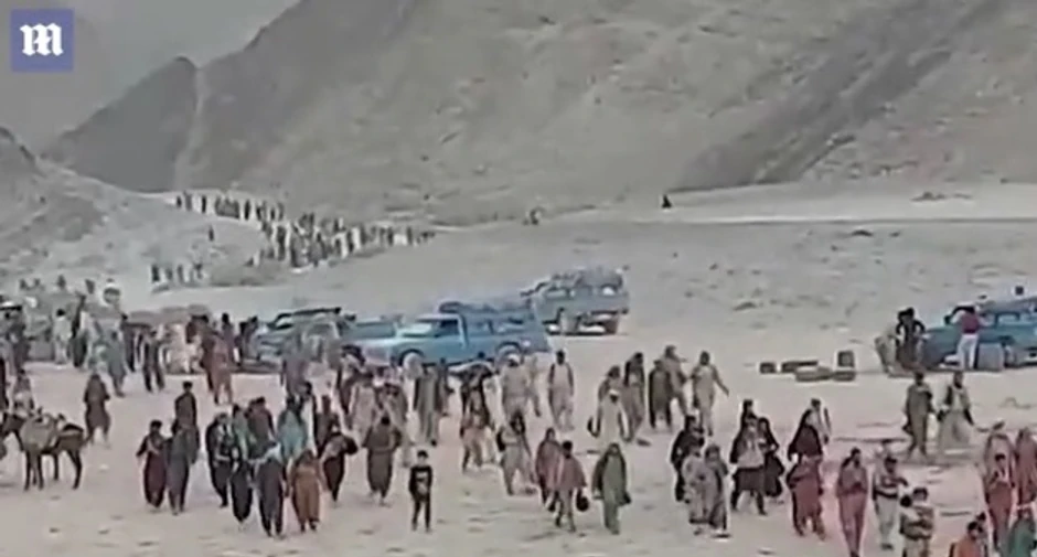 Avganistanske izbeglice prelaze pustinju