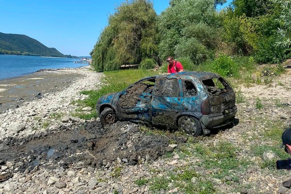 (FOTO) "ZAPLAKAO SAM KADA SU MI JAVILI" Šok na Dunavu posle 13 godina: Isplivao ukradeni automobil zbog niskog vodostaja, policija zatekla ovo u vozilu