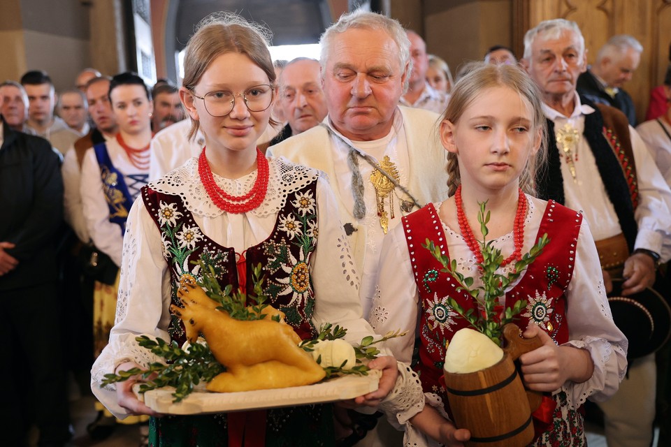 Dary składane na ołtarzu podczas mszy