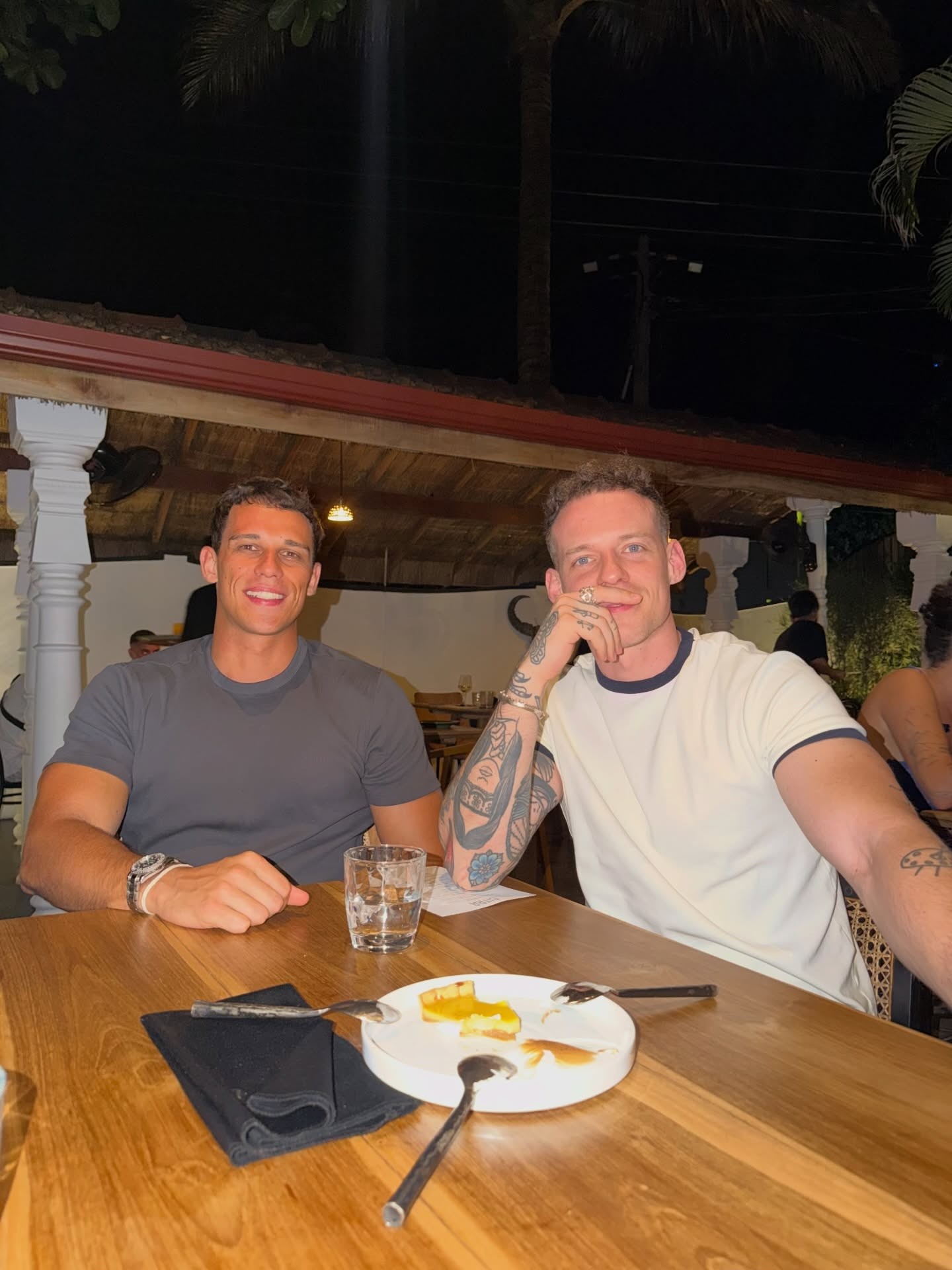 Nový ženích Adrian Chabada a moderátor šou Krištof Králik.