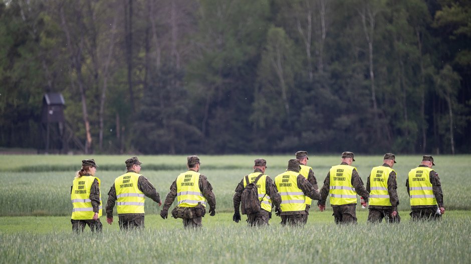 Żołnierze 8. Kujawsko-Pomorskiej Brygady Obrony Terytorialnej poszukują obiektu przypominającego balon, który przyleciał z kierunku Białorusi