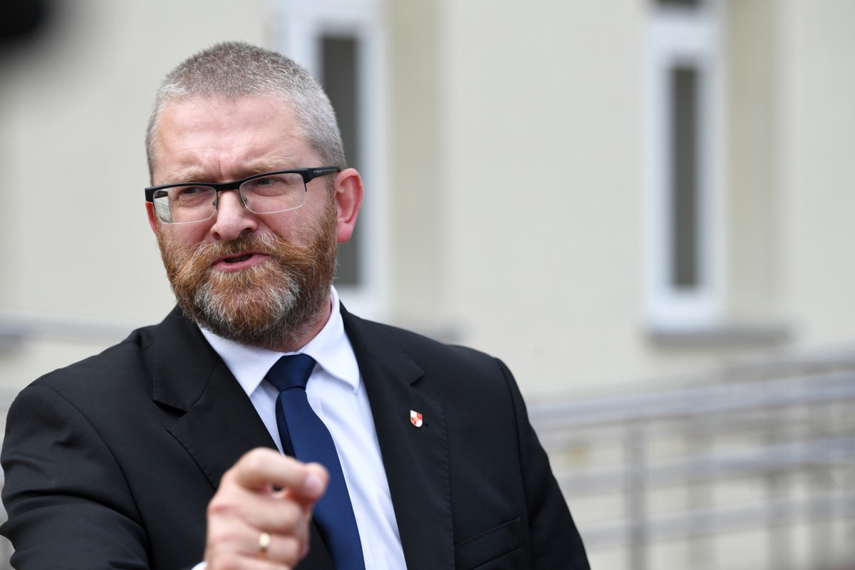 Poseł Braun podczas manifestacji w trakcie konferencji ministra Niedzielskiego