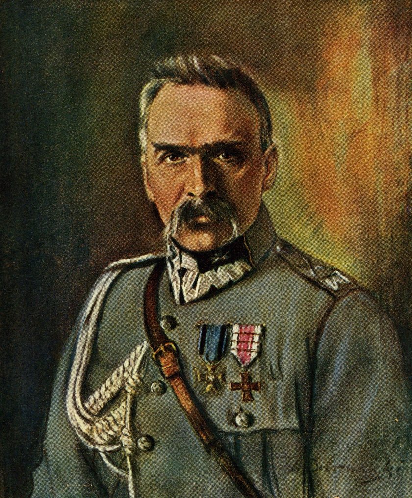 Marszałek Józef Piłsudski Naczelnik Panstwa Polskiego w latach 1918-1922 i Wodz Naczelny Armii Polskiej od 11 listopada 1918, pierwszy Marszalek Polski od 1920; dwukrotny premier Polski (1926-1928 i 1930), tworca tzw. rzadow sanacyjnych w II Rzeczypospolit