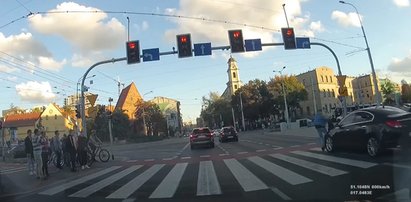 Przerażający wypadek we Wrocławiu. Uderzyła w niego z ogromną siłą, wszystko się nagrało (WIDEO)